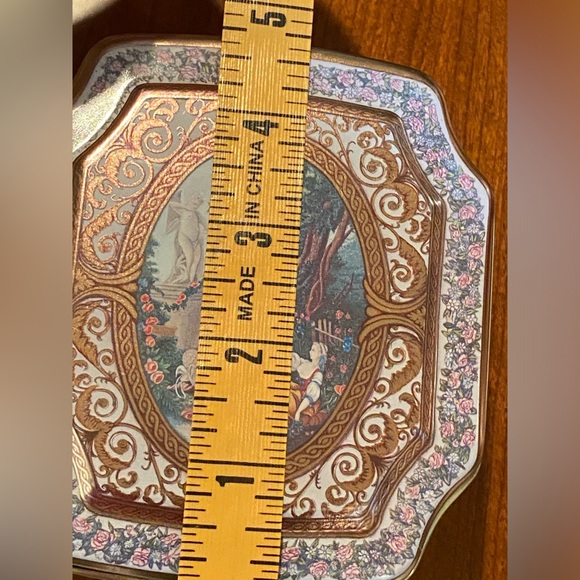 Vintage Meister scalloped tea tin-powder tin – Brazilian tea biscuit container - Picture 9 of 13